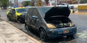 Fuego consume auto compacto en Salvador Nava
