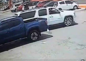 VIDEO: Captan a sujetos en camioneta robando en estacionamiento de la ’57