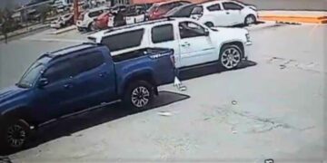 VIDEO: Captan a sujetos en camioneta robando en estacionamiento de la ’57