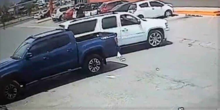 VIDEO: Captan a sujetos en camioneta robando en estacionamiento de la ’57