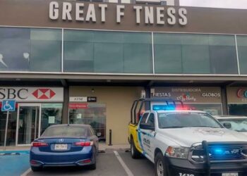 A mordidas, mujer arranca dedo a otra en un gimnasio de Monterrey