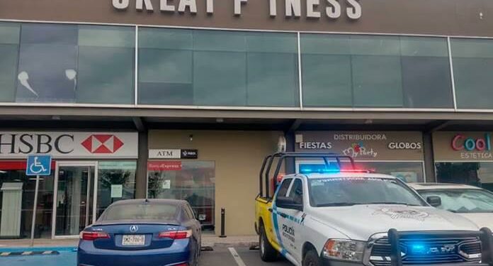 A mordidas, mujer arranca dedo a otra en un gimnasio de Monterrey