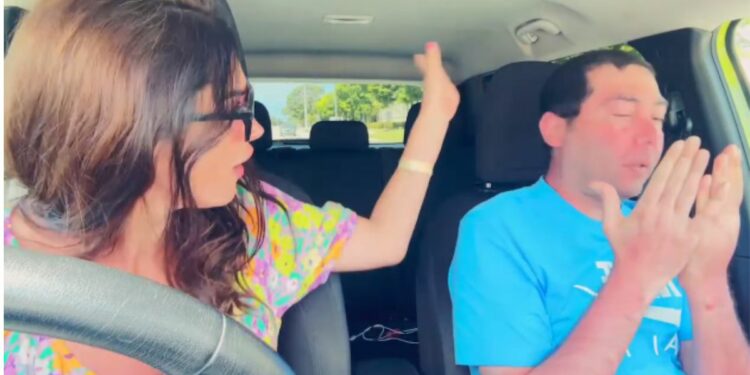 VIDEO: Influencer  GOLPEA a su novio durante transmisión en vivo y él le regresa la agresión