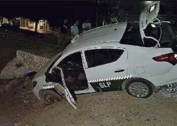 Conductor ebrio abandonó taxi al quedarse estancado en las vías