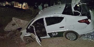 Conductor ebrio abandonó taxi al quedarse estancado en las vías