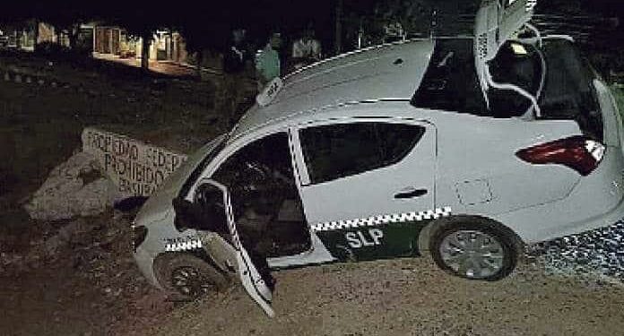 Conductor ebrio abandonó taxi al quedarse estancado en las vías