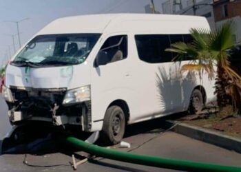 Estrellan transporte de personal en postes de carretera a Zacatecas