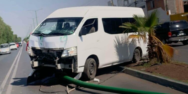 Estrellan transporte de personal en postes de carretera a Zacatecas