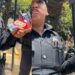 VIDEO: Policía de Toluca detiene a jóvenes por jugar “UNO” en la calle