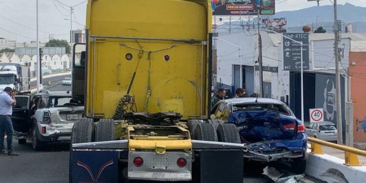 Tráiler provocó aparatoso choque en Prados