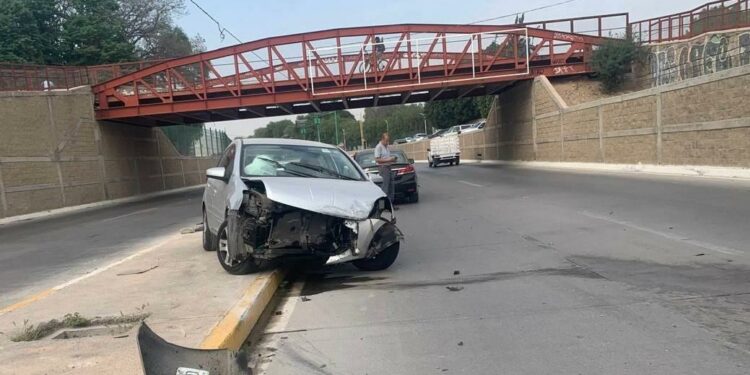 Conductora sufre accidente en el Río Santiago