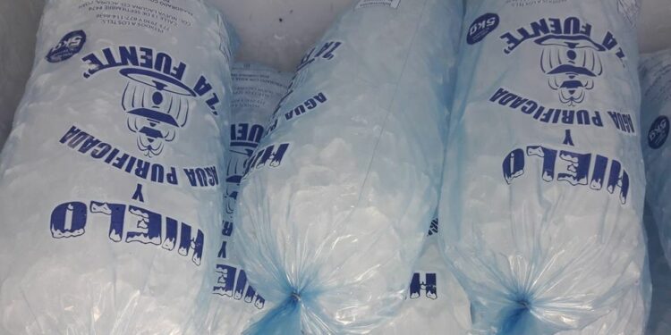 Escasez de hielo se agrava: Fallas eléctricas y escasez de agua impactan la producción en fábricas