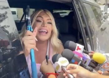 VIDEO: ¡Puros de a 500! Wendy Guevara les invita unas aguas a reporteros ‘sudados’ por calor