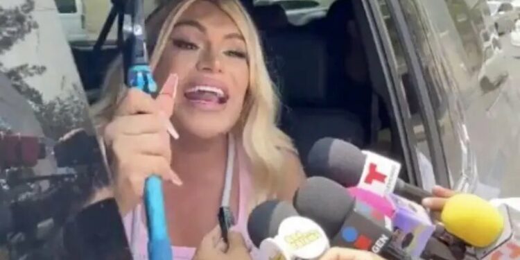 VIDEO: ¡Puros de a 500! Wendy Guevara les invita unas aguas a reporteros ‘sudados’ por calor