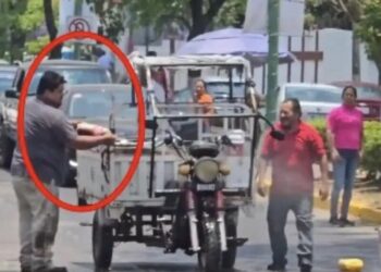 VIDEO: ¿Solo en México? Hombre es viral por apagar incendio de una moto con Coca-Cola