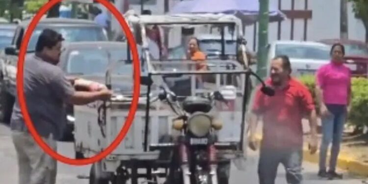VIDEO: ¿Solo en México? Hombre es viral por apagar incendio de una moto con Coca-Cola
