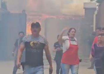 VIDEO: Incendio consume gran parte de conocido restaurante en Villa de Pozos