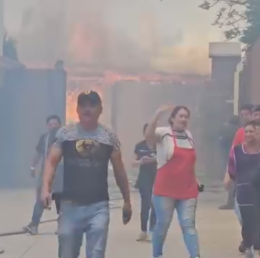 VIDEO: Incendio consume gran parte de conocido restaurante en Villa de Pozos