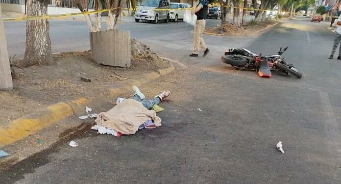 Motociclista se accidenta, y muere al derrapar