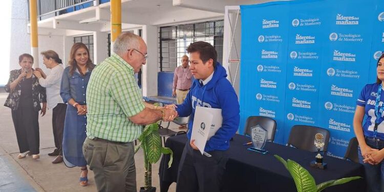 Manuel Alexis, estudiante del SEER es becado en el Tec de Monterrey