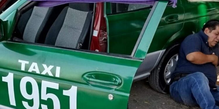 Taxista habría sufrido infarto abordo de su unidad