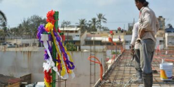 Día de la Santa Cruz: ¿Cuál es su origen y por qué se le relaciona con los albañiles?