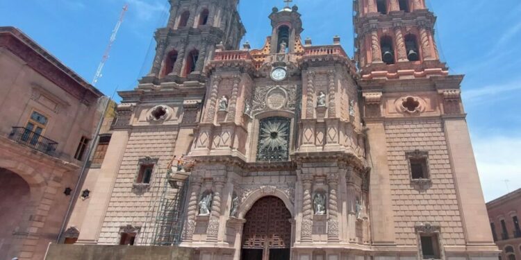 Realizan trabajos de restauración en fachada de la Catedral en San Luis Potosí