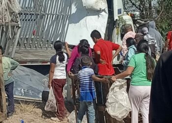 Rapiñan “Pepsis” por volcadura de tráiler en Mexquitic de Carmona