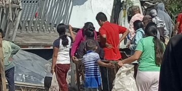 Rapiñan “Pepsis” por volcadura de tráiler en Mexquitic de Carmona