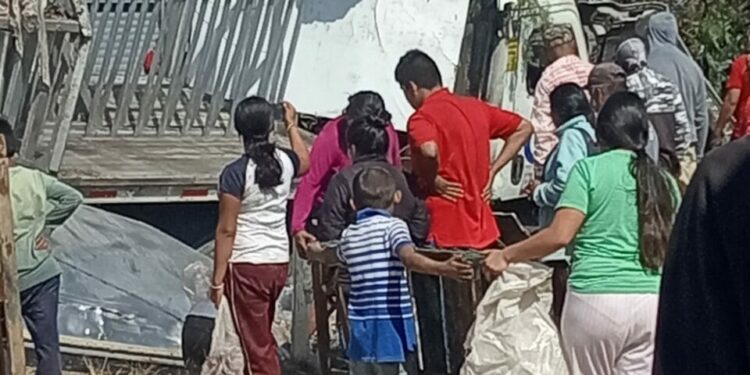 Rapiñan “Pepsis” por volcadura de tráiler en Mexquitic de Carmona