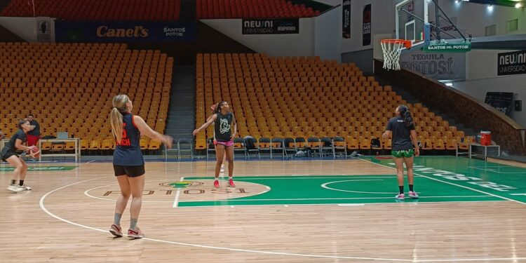 Katia Mendoza, primera potosina en firmar con Santas del Potosí
