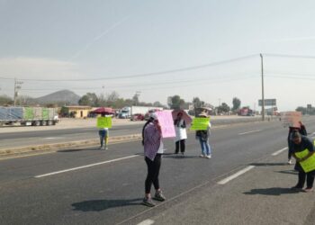 VIDEOS| Bloquean Carretera 57 para exigir apoyo para apagar incendio en Tierra Nueva
