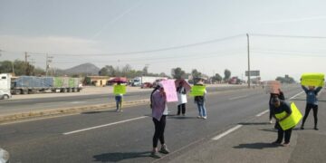 VIDEOS| Bloquean Carretera 57 para exigir apoyo para apagar incendio en Tierra Nueva