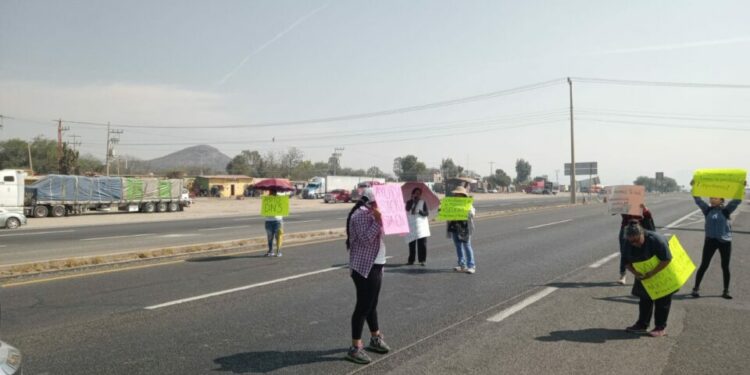 VIDEOS| Bloquean Carretera 57 para exigir apoyo para apagar incendio en Tierra Nueva