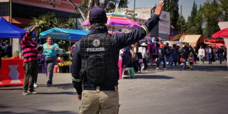 Policía municipal pone en marcha operativo en panteones con motivo del Día de las Madres