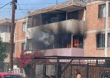 VIDEO: Incendio en departamento provoca alarma entre vecinos al oriente de la capital