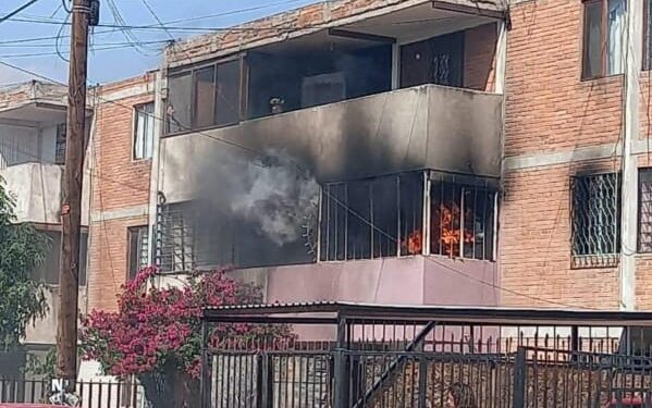 VIDEO: Incendio en departamento provoca alarma entre vecinos al oriente de la capital
