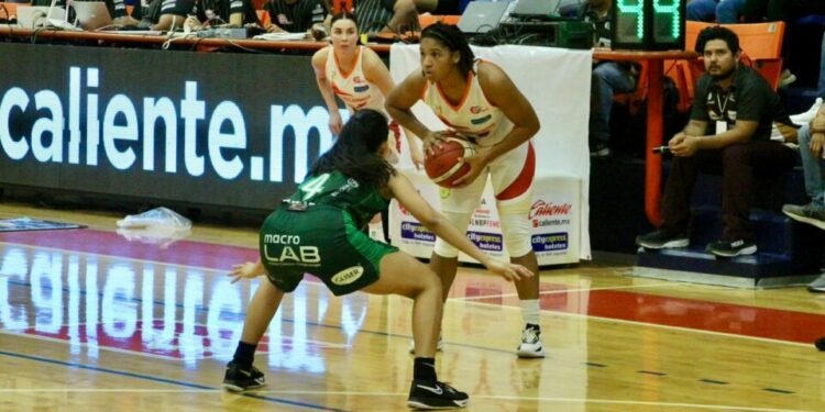 Santas caen en ante Correcaminos