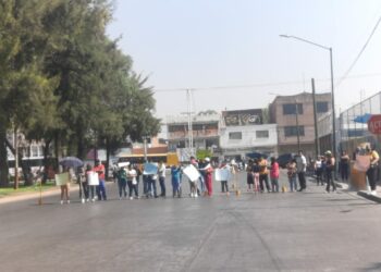 Bloquean la Alameda para exigir rehabilitación del Jardín de Niños Ferrocarriles Nacionales