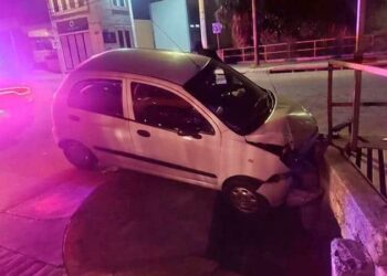 Abandonan un auto luego de chocarlo en Av. Chapultepec