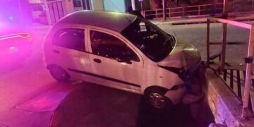 Abandonan un auto luego de chocarlo en Av. Chapultepec