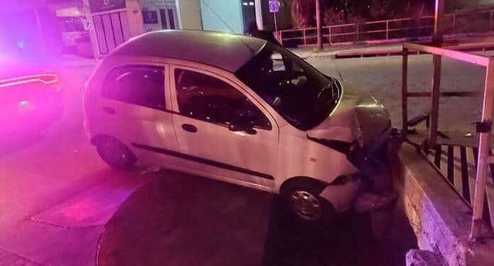 Abandonan un auto luego de chocarlo en Av. Chapultepec