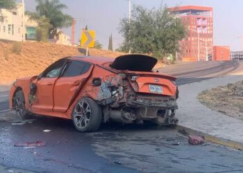 Abandonan un carro luego de chocar en el bulevar
