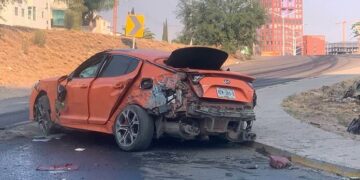 Abandonan un carro luego de chocar en el bulevar