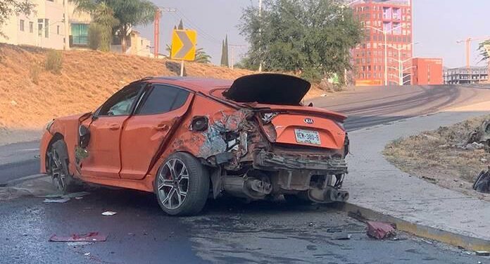 Abandonan un carro luego de chocar en el bulevar