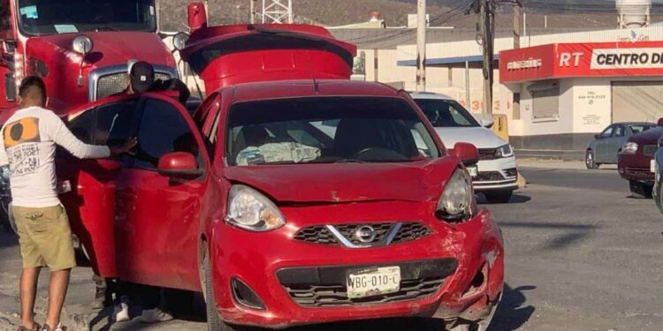 Accidente en Periférico deja cuantiosos daños