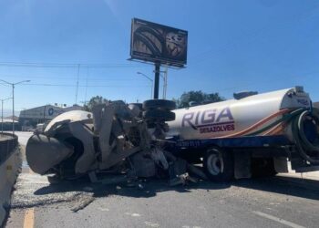 Choque entre unidades pesadas deja un camión volcado