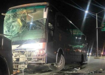 Chofer de autobús choca contra tráiler en carretera a Zacatecas