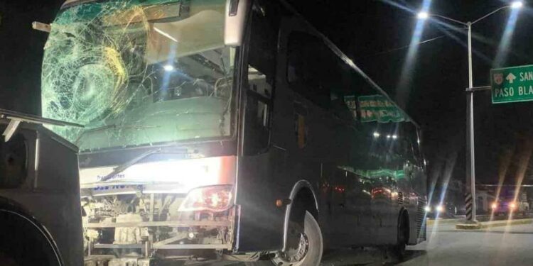 Chofer de autobús choca contra tráiler en carretera a Zacatecas