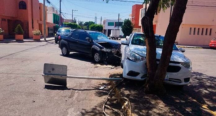 Camioneta proyecta a auto contra un árbol